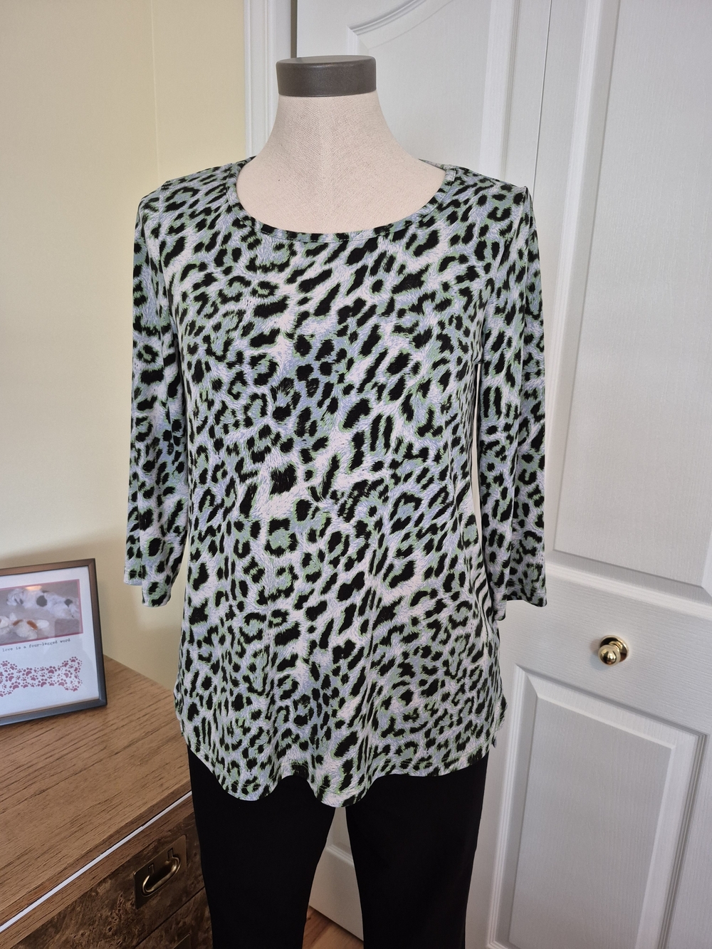 Kim & Co Women's Green Leopard Print Long Sleeve Tee